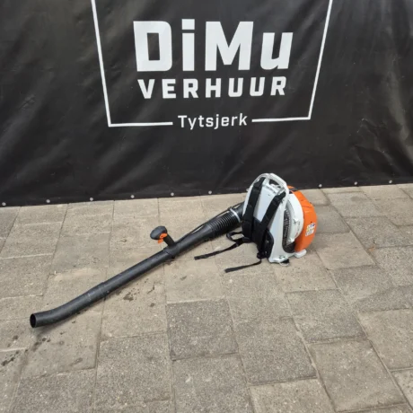 Bladblazer rug gedragen.